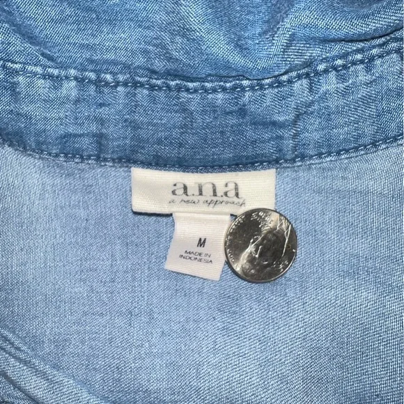 a.n.a Light Blue Button-Down Shirt Women’s Medium - Picture 3 of 4